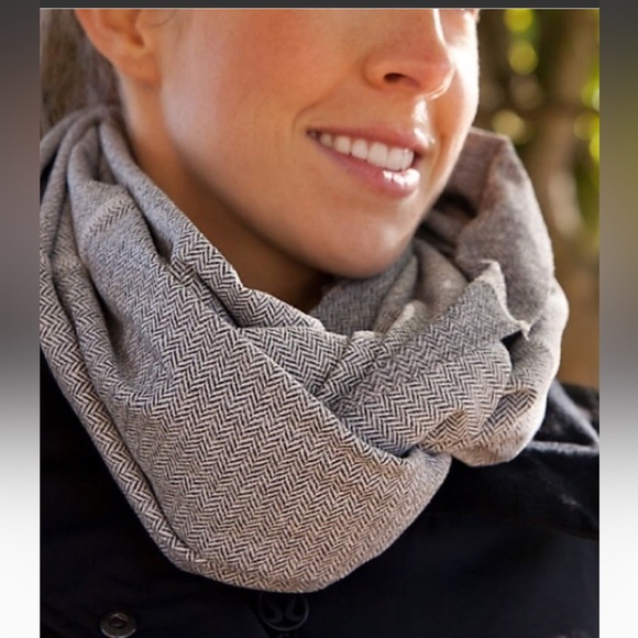 Lululemon Vinyasa Scarf in Herringbone - Picture 2 of 7